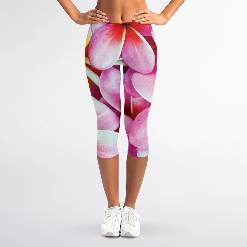 Pink Frangipani Flower Print Women's Capri Leggings Chic Printed Yoga Pants